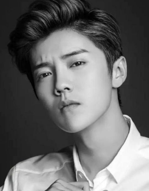 男生如何选择自己合适的发型穿搭,12-15岁学生适合的发型短发男生