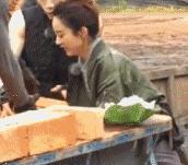 想知道上面的这个洞洞是用来干什么的？