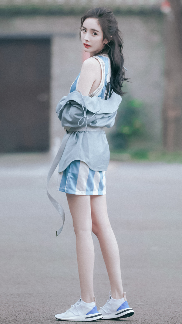 杨幂仙气不输刘亦菲,杨幂真是个时髦精