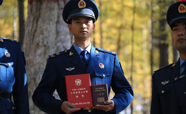 2021年二次入伍直接转军士的条件,大专毕业生当兵转士官算第几期