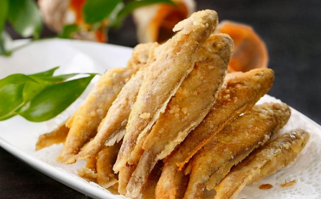 炸小鱼时，用什么挂糊很重要，学会这个方法，出锅外酥里嫩，真香