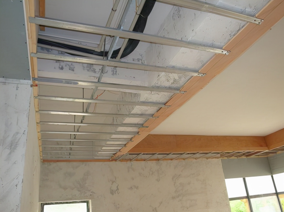 木龙骨和轻钢龙骨吊顶哪个代价高,厨卫吊顶用轻钢龙骨还是木龙骨好