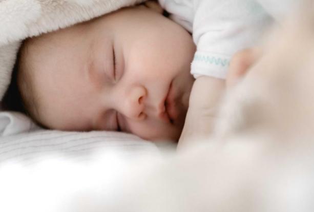 为什么小孩爱踢被子,有个爱踢被子的宝宝怎么办