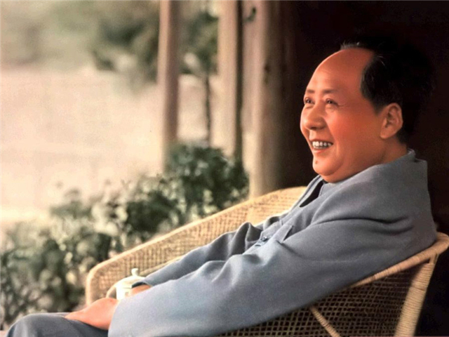 毛主席的穿衣之道：接见外宾穿毛式服装，平时“缝缝补补”