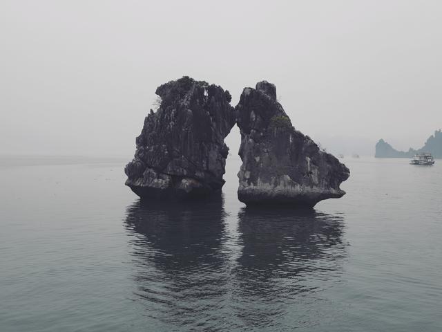 这里虽然风景如画人们生活的却很凄惨没日没夜的追着大船讨生活