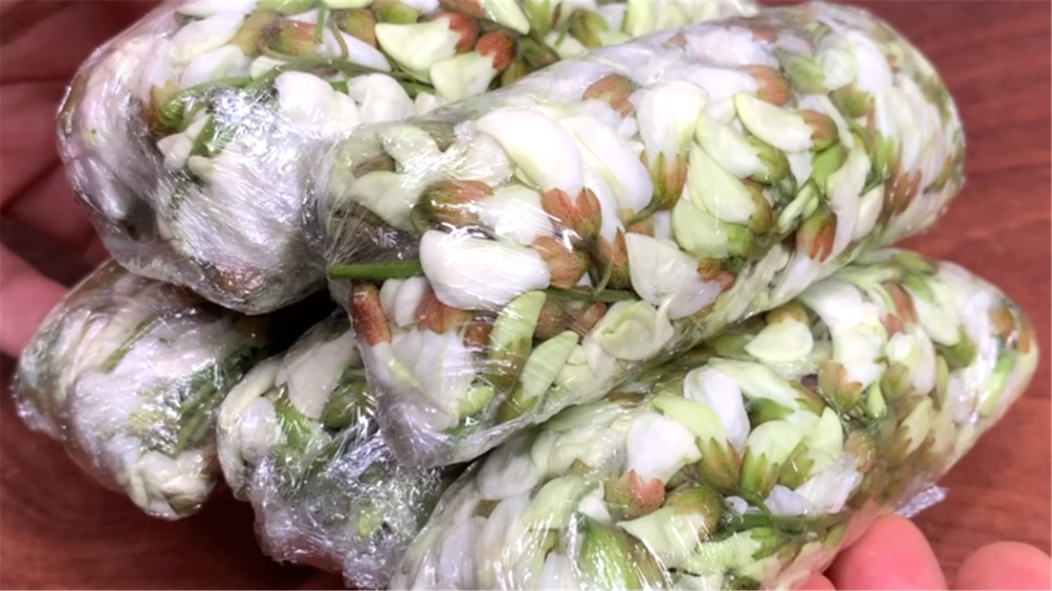 夏天碰到此菜别手软,洋槐花晾一下放冰箱