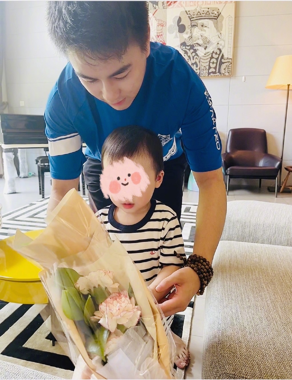 奚梦瑶何猷君大豪门家族合照,奚梦瑶晒与老公何猷君合照