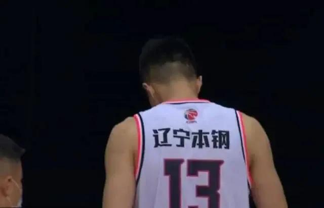 广东队郭艾伦违规,直播朱芳雨说郭艾伦背锅