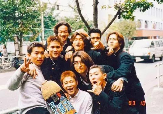 骑在马斯克头上的男人,骑在马斯克肩上的人