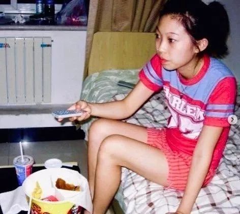 因长相丑被嘲讽后逆袭,因丑被弹幕刷屏挡脸的她