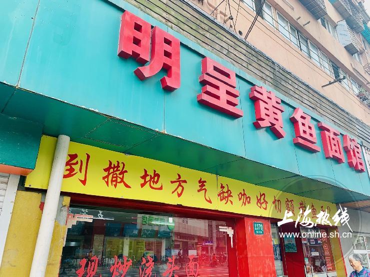 上海最好吃的辣酱油炸猪排,上海特色炸猪排辣酱油是标配