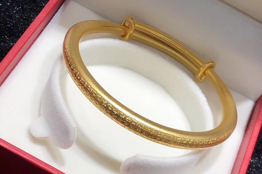 适合40岁女性的黄金手镯有哪些,适合30岁女人戴黄金手镯的款式