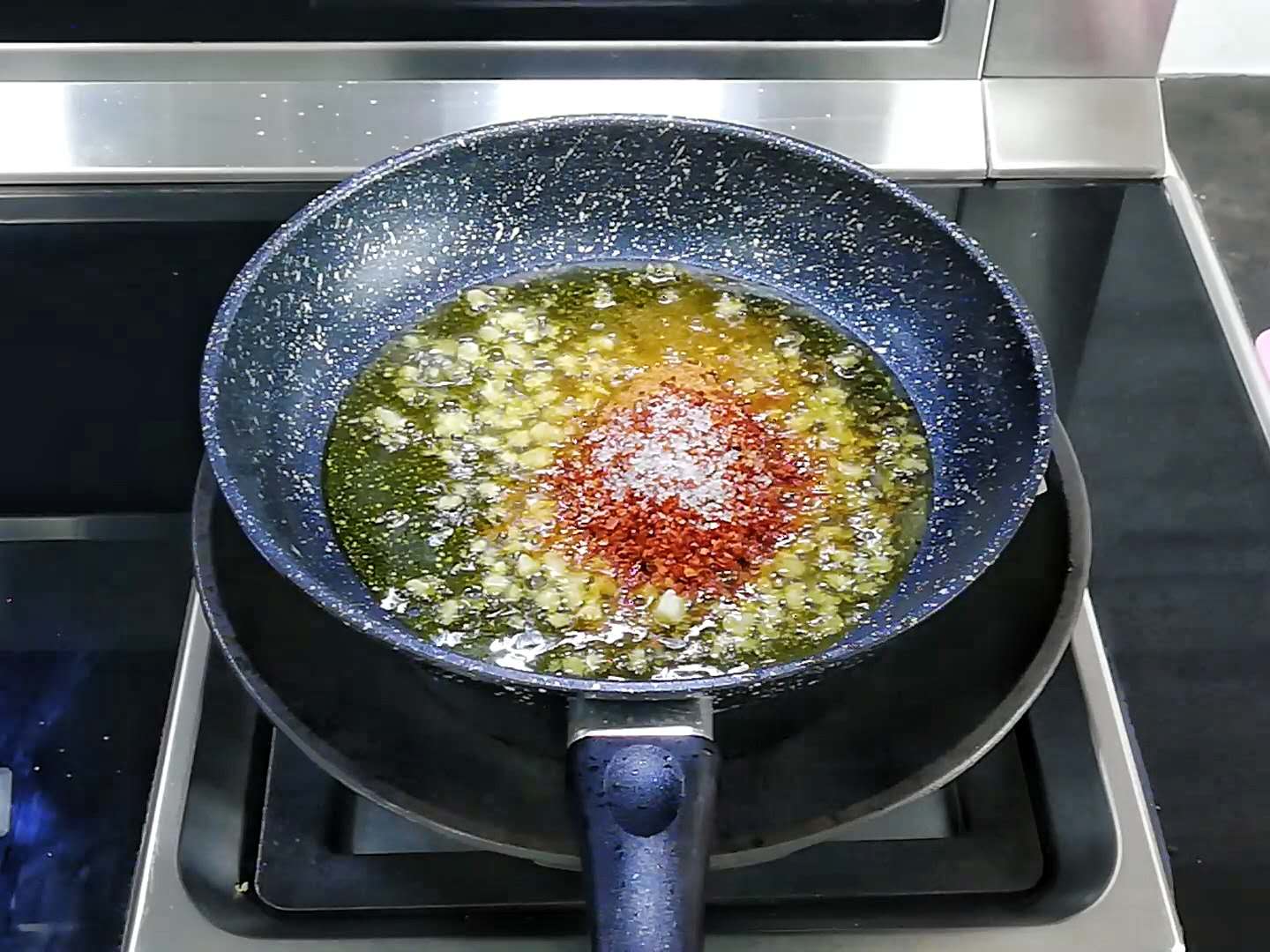 想吃辣条不用买教你在家制作辣条,只要你想吃辣条就能做出各种味道