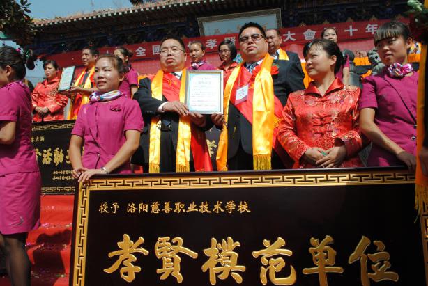 历尽千帆终不悔原文,衣带渐宽终不悔只为桃李满园香