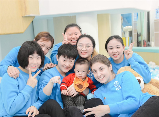 小女孩一边尿一边走路原因,孩子蹲着小便怎么办