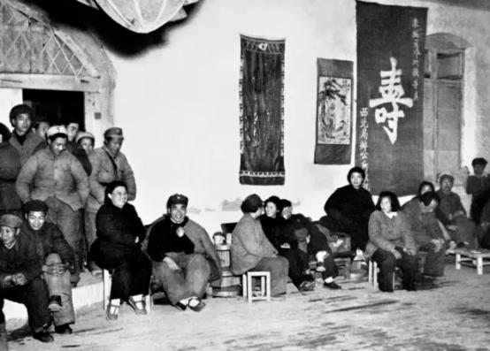 刘建期待小汽车接他上小学，等来脚蹬三轮车，*德朱**的做法让人敬佩