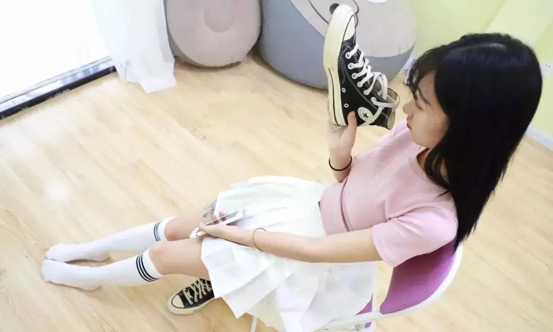 白色足球袜搭配衣服女,白色足球袜耐脏吗