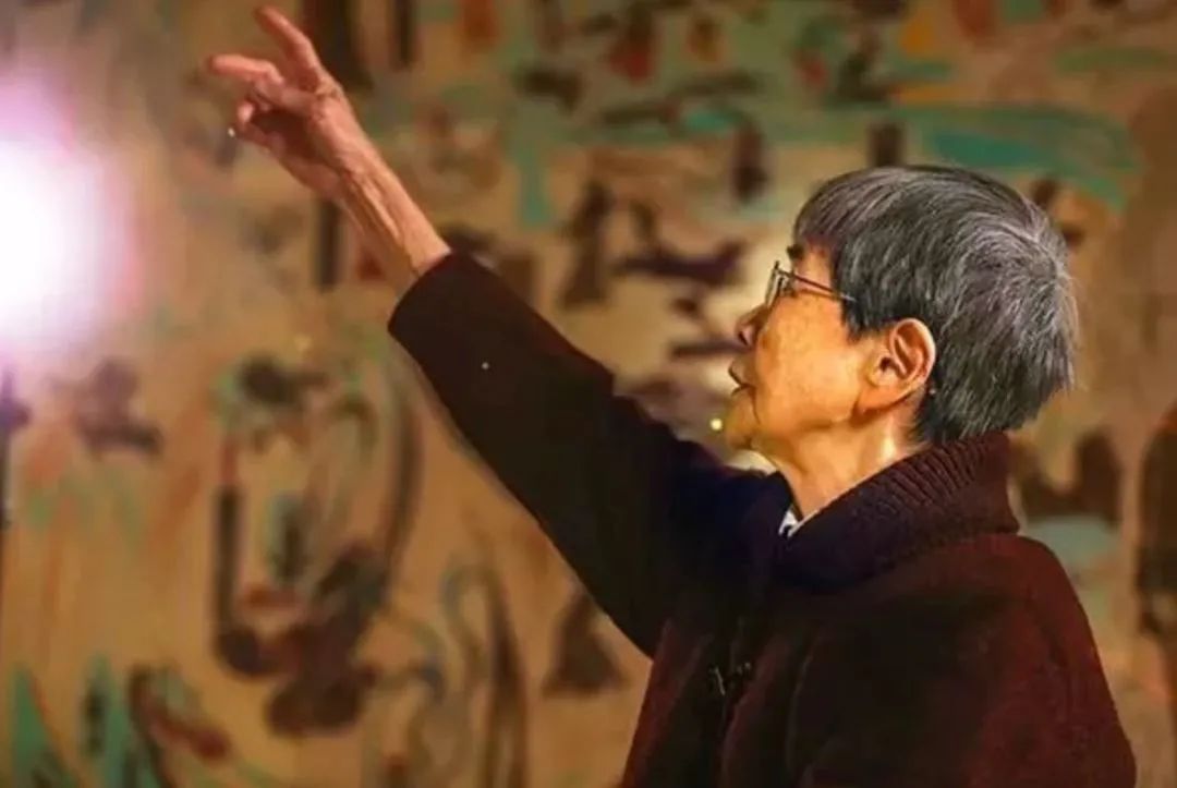 深居大漠57年，81岁老人获奖2000万，她做了什么？