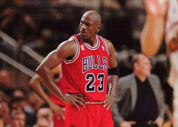 足球和篮球哪个更耗体能,足球与篮球哪个更具有影响力