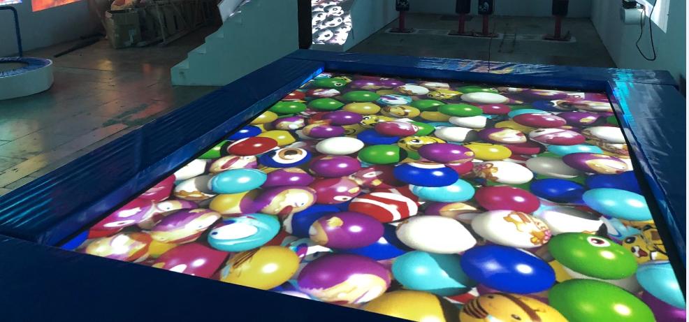 小孩戴安全绳蹦床花式玩法,各种花式蹦床合集