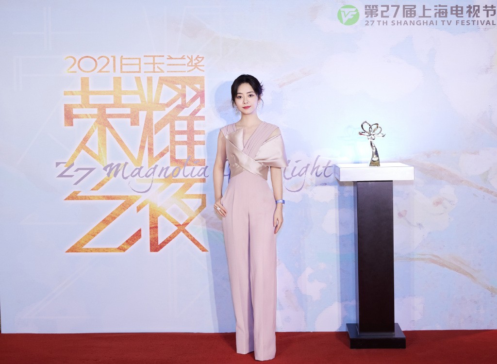 谭松韵穿搭运动裤 (谭松韵阔腿背带裤)