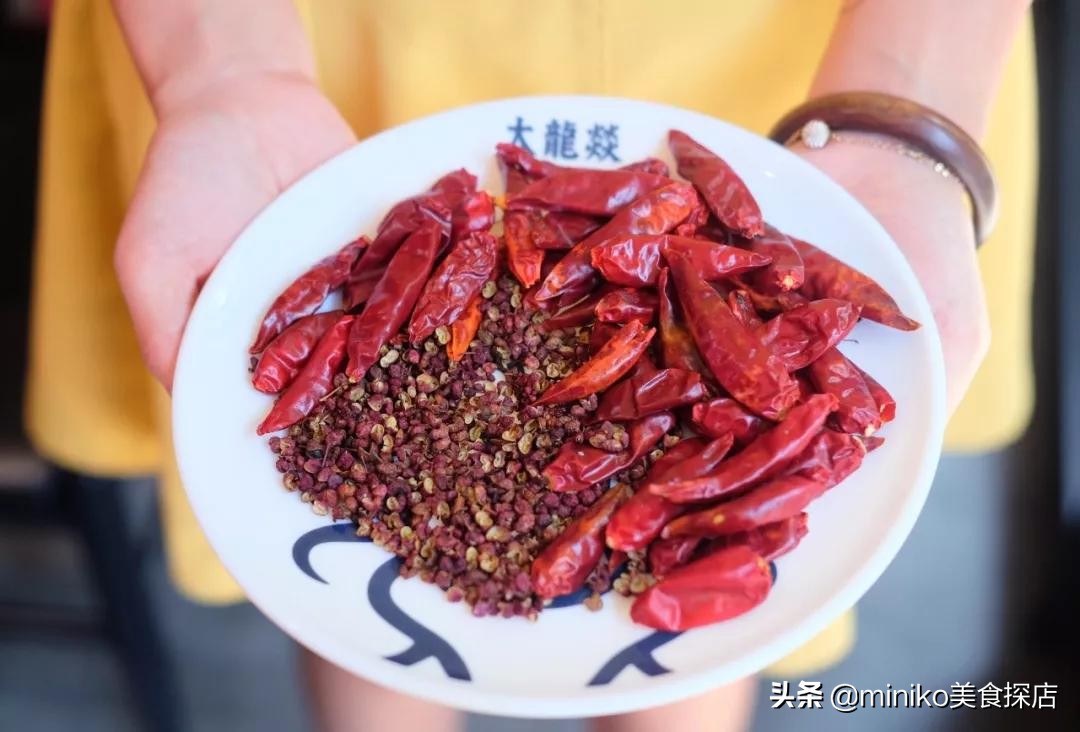 排队两个小时才吃上火锅,排队两小时也要吃到的烤鱼