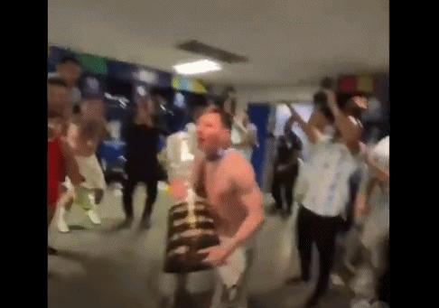 梅西亲吻大力神杯全场沸腾,梅西三个儿子帮梅西颁进金球奖