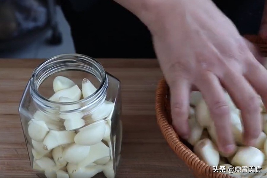 腌腊八蒜第二天上面有浮沫,腌腊八蒜时蒜瓣顶部去掉吗