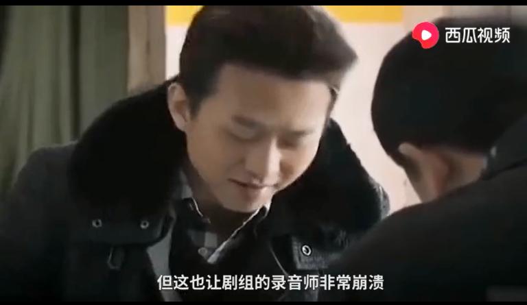 才49岁的张嘉译头发花白,走路已需要人扶?西瓜视频为你揭秘