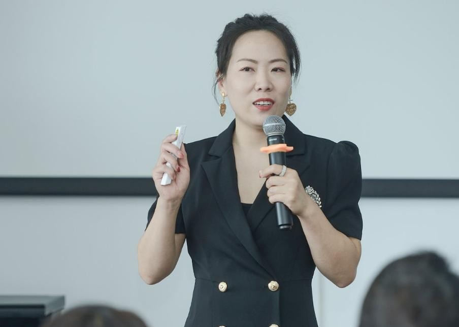 七年前辞职的女老师现状,辞职看世界的女教师现在怎么样了