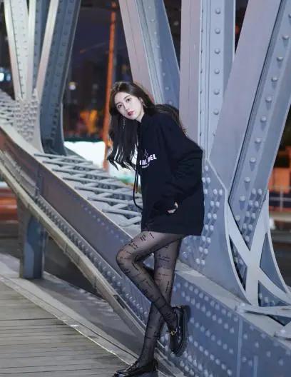 谁说丝袜不能配凉鞋,谁说丝袜一定要配高跟