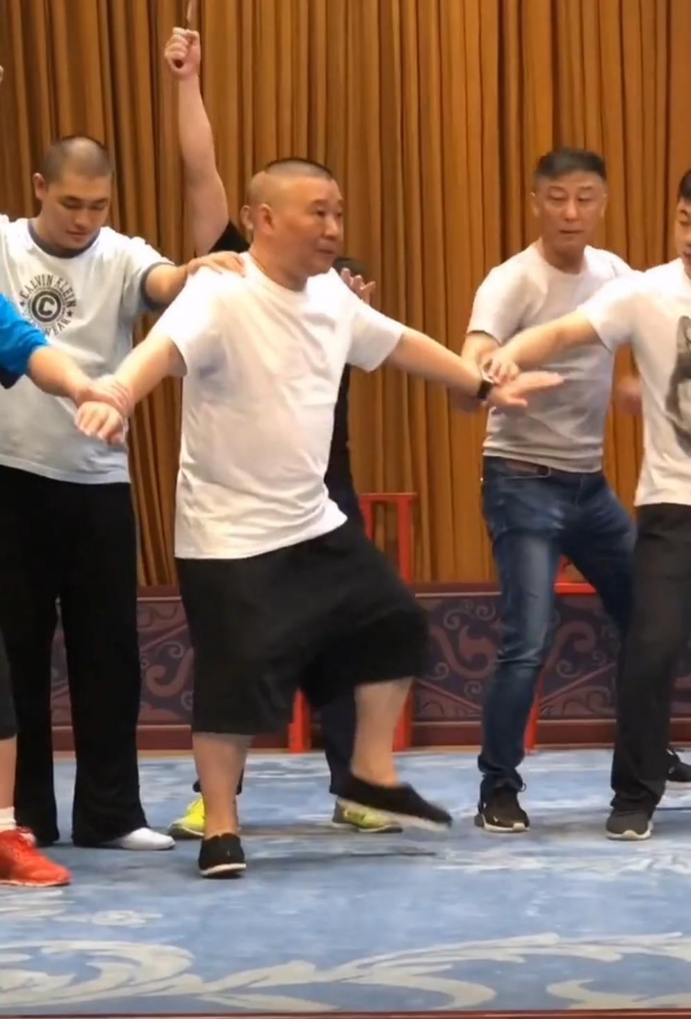 郭德纲50亿身价,郭德纲跳芭蕾