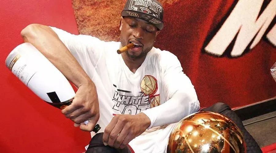 韦德退役球衣到场的巨星,韦德退役一周年闪电鲨组合