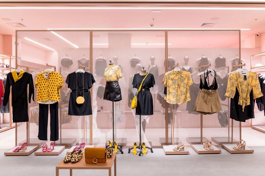 假模特服装陈列,服装展厅假模特陈列