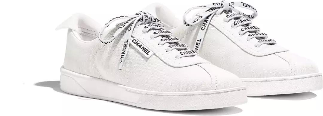 天气回暖怎么穿?裙子+运动鞋是时尚人群中热度最高的搭配法则