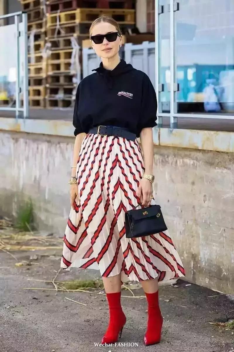 卫衣配什么裙子好看春天,卫衣裙子怎么搭配才好看