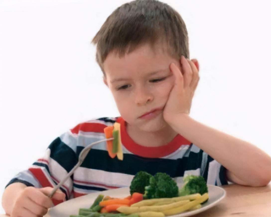 2岁宝宝每天吃饭都要喂好不好,2岁宝宝每餐只吃一点点饭