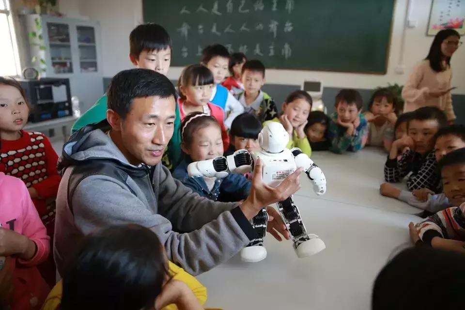 80后校长用三句话救活“三无学校”，改变山区孩子的命运