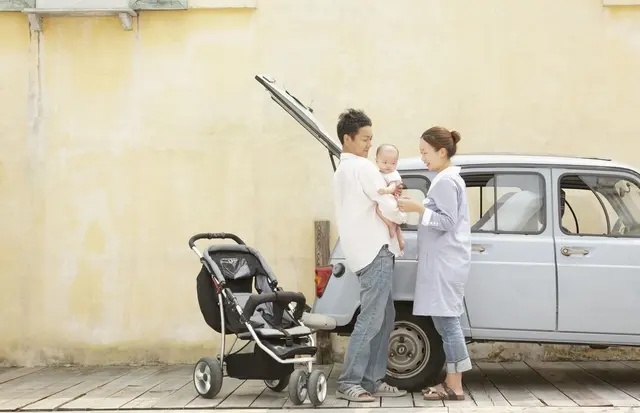 4岁男童突然耳朵疼,4岁孩子说耳朵疼然后夜晚发烧