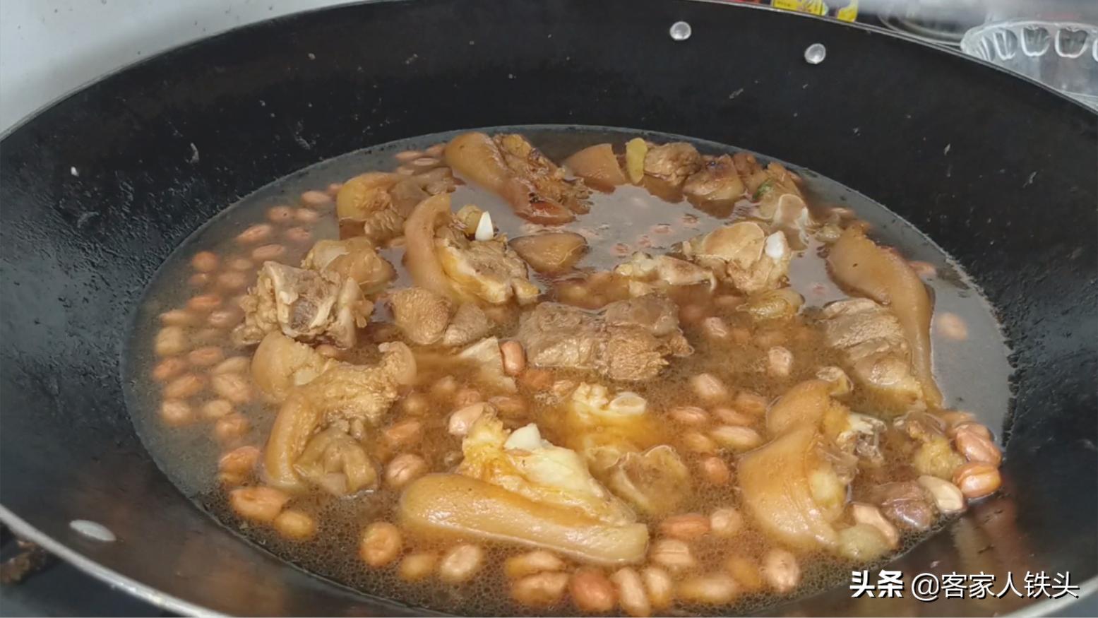 客家焖猪脚家常做法,客家焖猪脚的家常做法