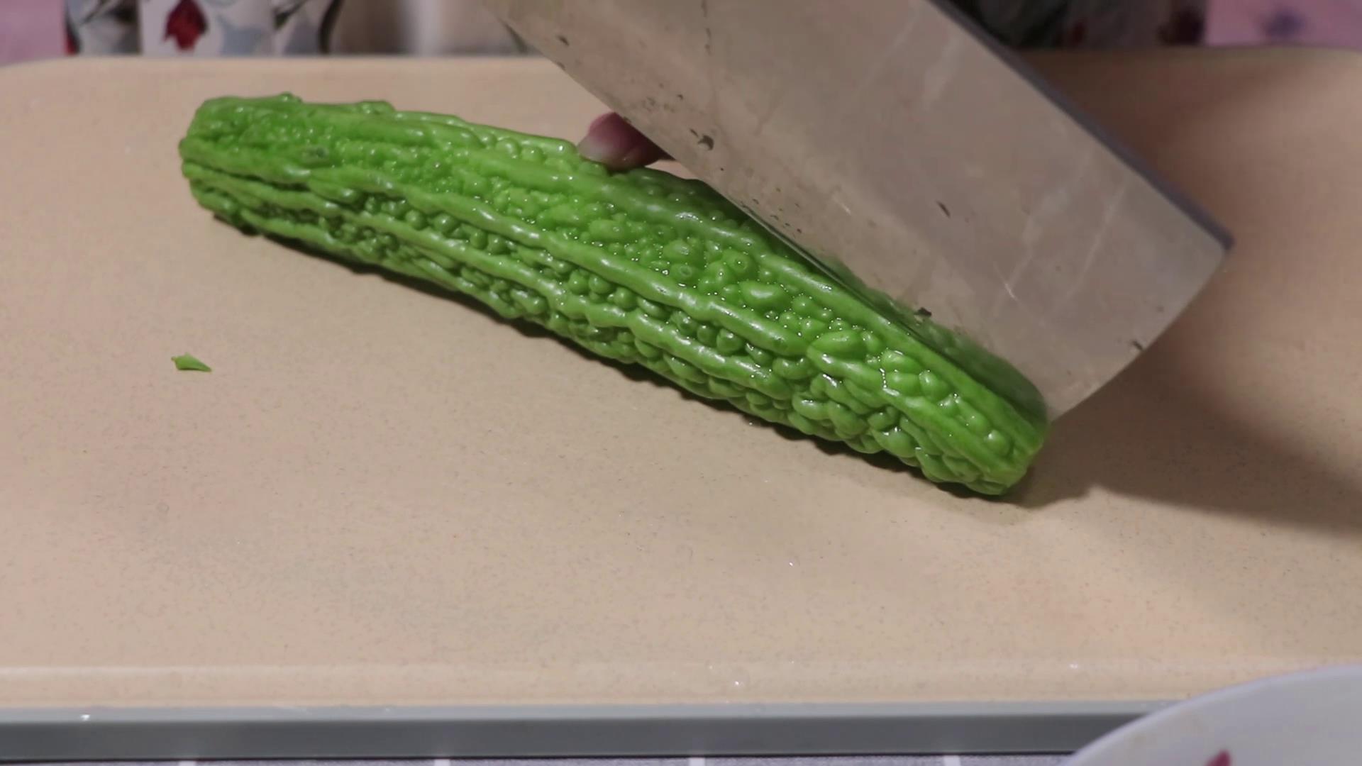 苦瓜如何做才不苦,苦瓜豆腐干炒鸡蛋怎么做苦瓜不苦