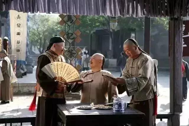 别人倒茶要敲两下还是三下,别人给倒茶为什么要敲桌子几下