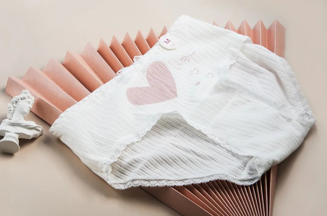 裤边有些脏是什么原因,裤底老是湿湿的是怎么回事