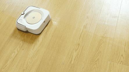 自带眼睛还有嘴，喷水式擦地机器人效果实测