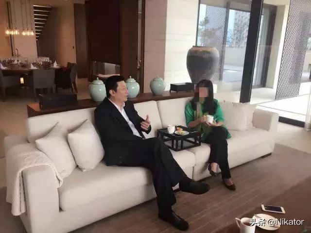 被明星们争相打卡的白色沙发有何魅力?