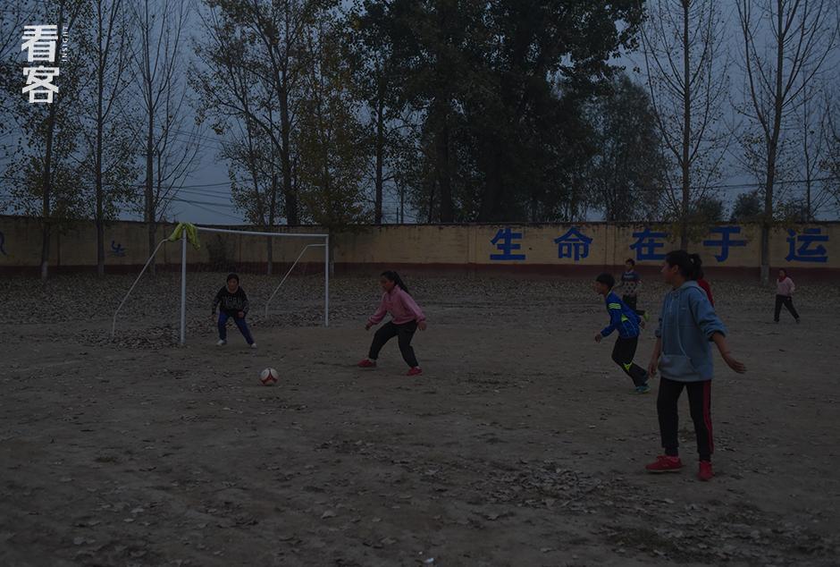 这支秘密发展的乡村足球队，拼命的令人肃然起敬
