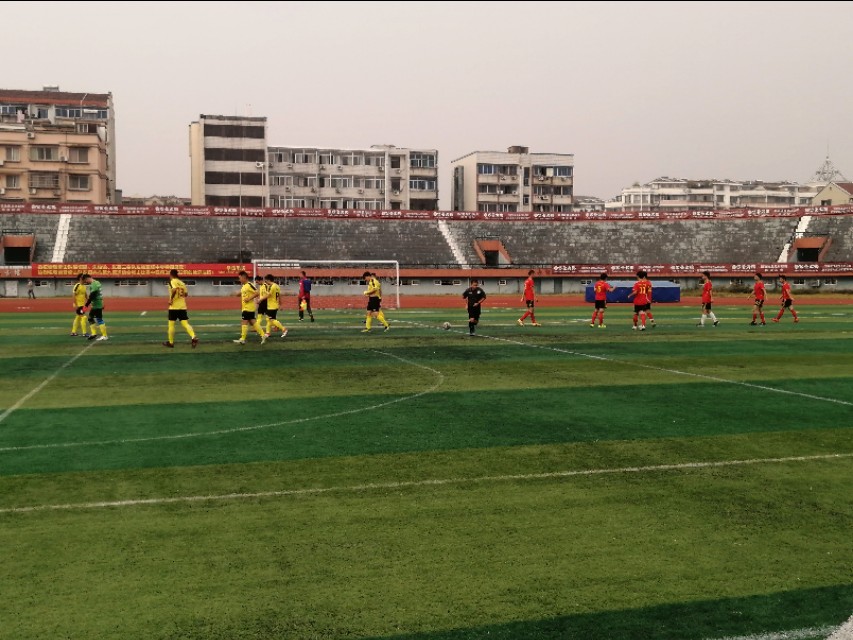 业余8人制足球比赛边锋怎么踢,业余八人制最适合踢的阵型