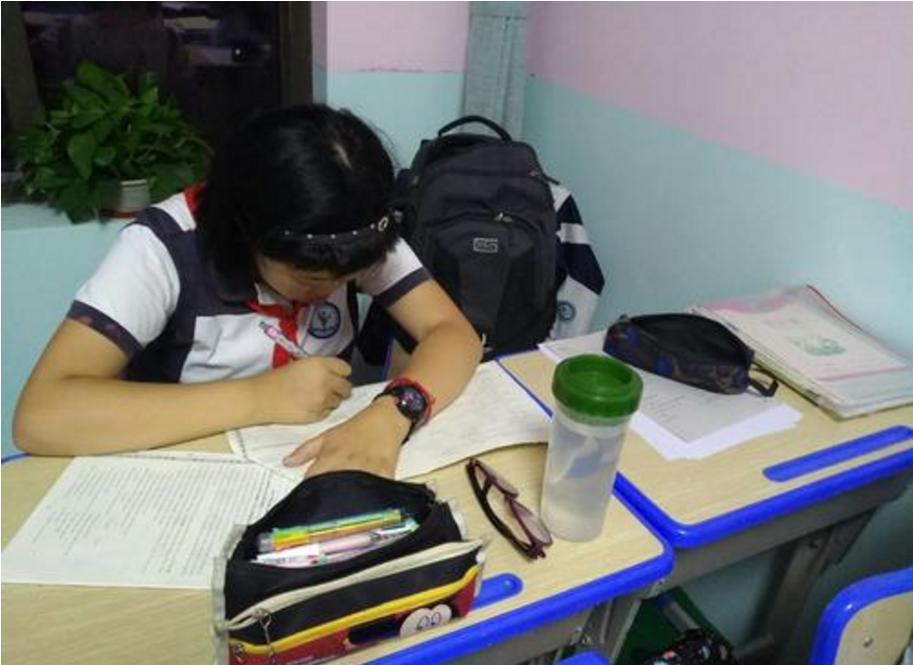 初中生总是熬夜写作业,小学生作业熬夜写好还是早起好