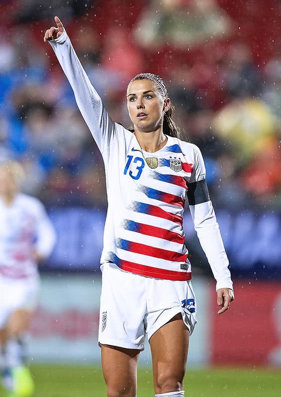 美国足坛第一女神孕7月仍训练,目标东京奥运会,肌肉腿堪比C罗