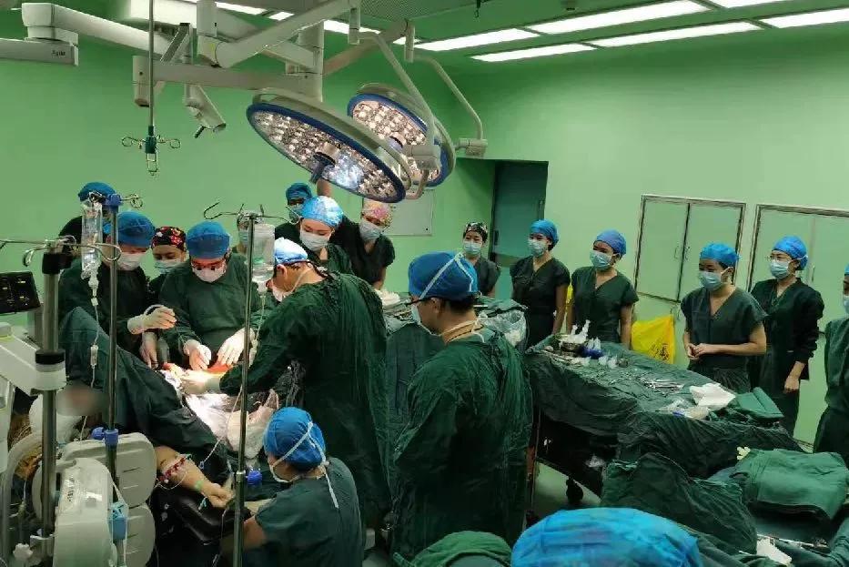 深圳首例一肝救两命,青岛医生一肝救三人创造生命奇迹